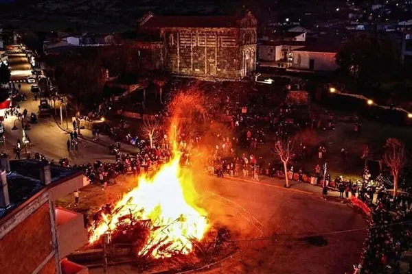 Falò notturno acceso per la Festa di Sant'Antonio Abate in Barbagia
