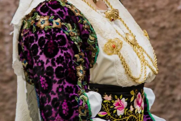 Donna in costume tradizionale sardo con ricami e gioielli in filigrana