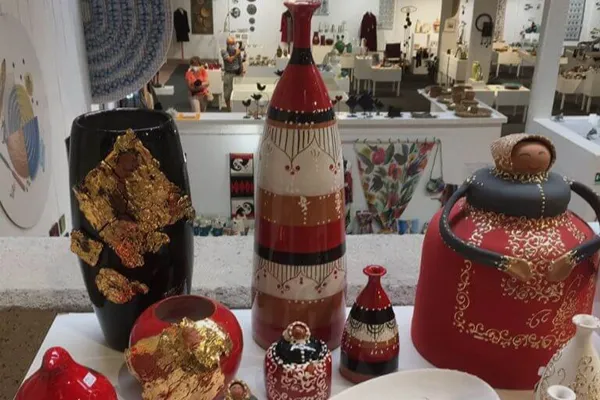 Ceramiche tradizionali sarde decorate a mano