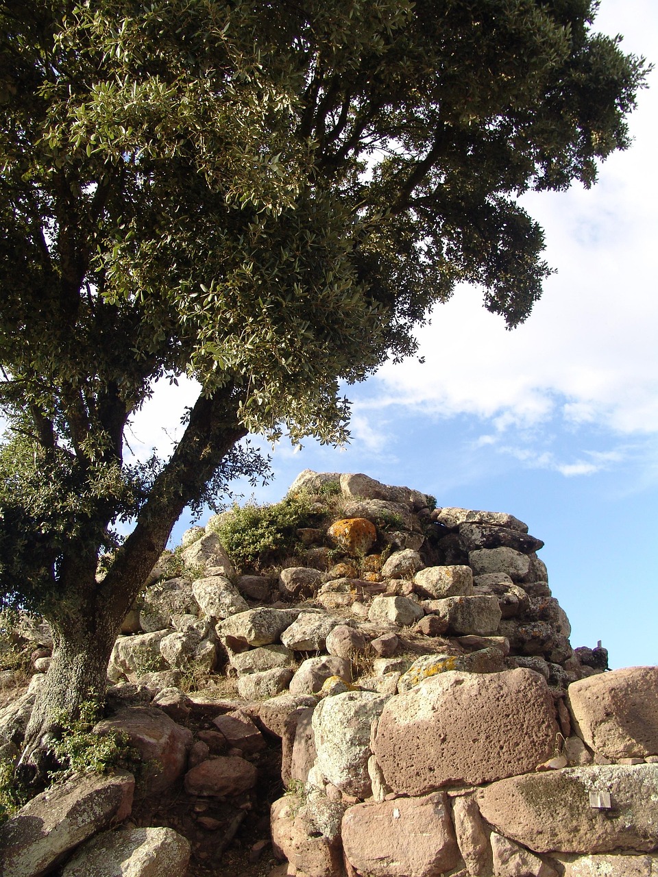 Architettura nuragica in pietra granitica, tipica dei siti archeologici della Barbagia