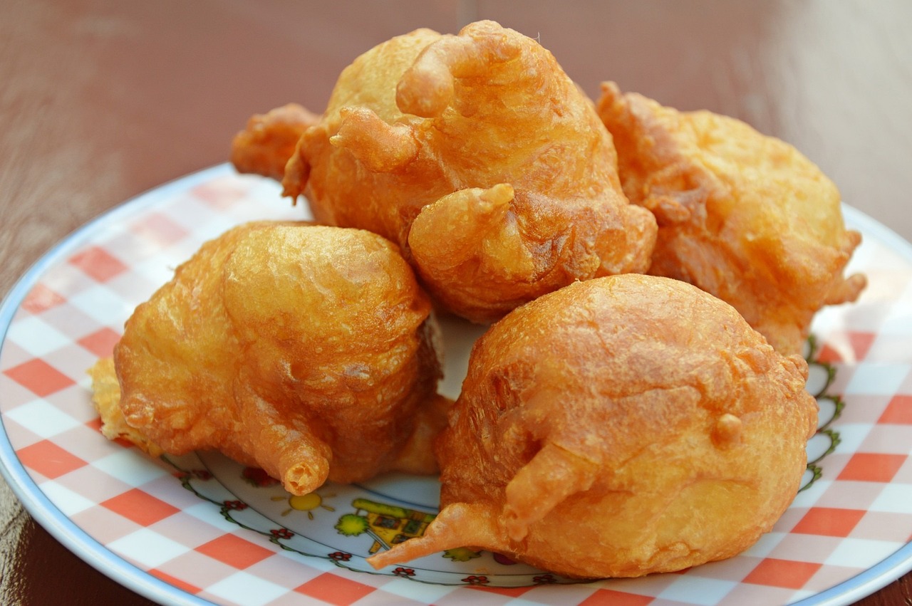 Dolce fritto tradizionale dorato, servito su un piatto
