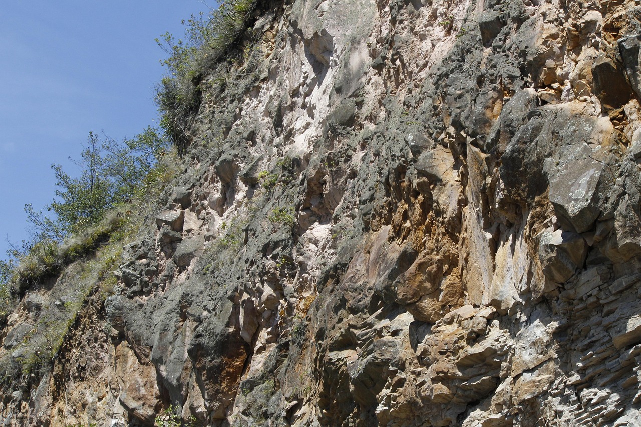 Strada rurale di montagna nell'entroterra sardo
